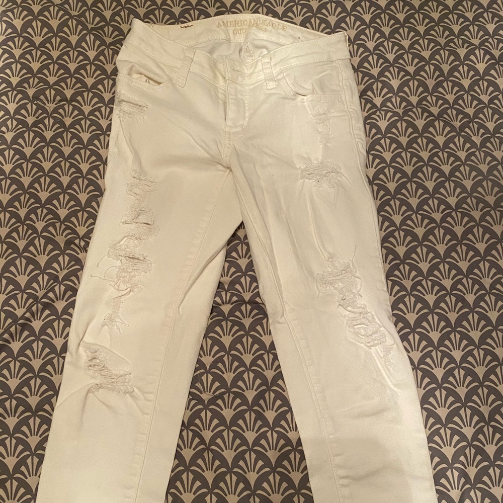 American Eagle White Ripped Capris Size 2